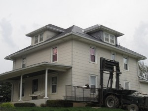 The basket on the lift can be raised up to the gutters.